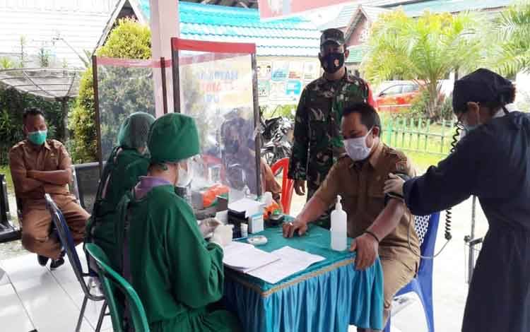 Babinsa Koramil Sepang Amankan Vaksinasi Guru SMA dan SD