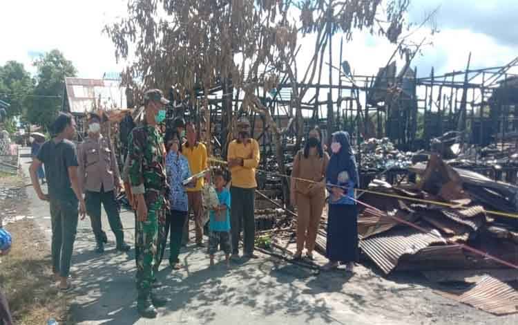Babinsa Bereng Bengkel Dampingi Penyerahan Bantuan untuk Korban Kebakaran