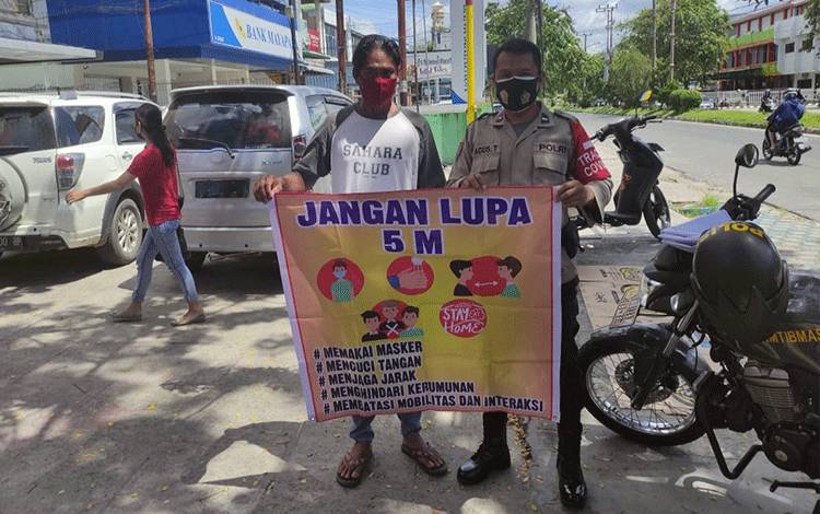 Bhabinkamtibmas Ajak Warga Tetap Patuhi Prokes