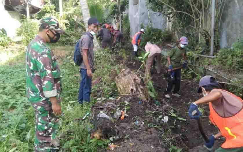 Warga Kelurahan Palangka Gotong Royong Bersihkan Drainase