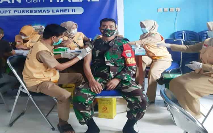 TNI, Lansia, dan PNS di Lahei Disuntik Vaksin Covid-19
