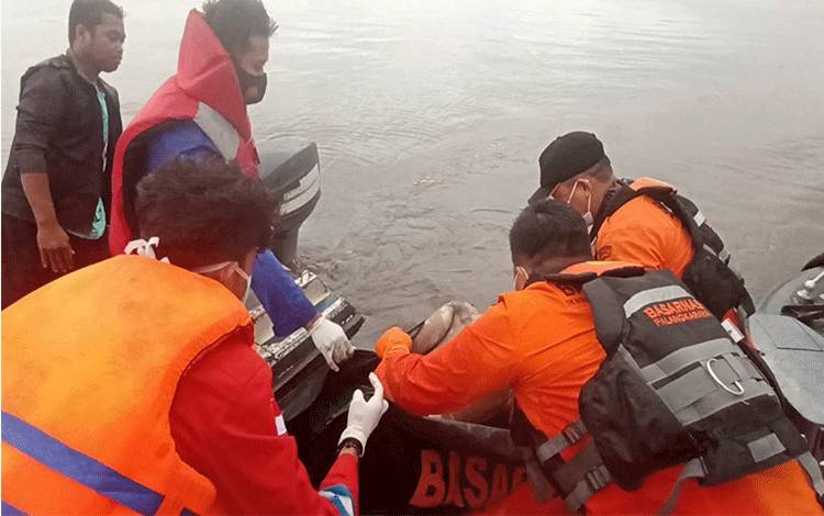 Petugas Gabungan Temukan Jasad Korban Kedua Perahu Tenggelam di Kapuas