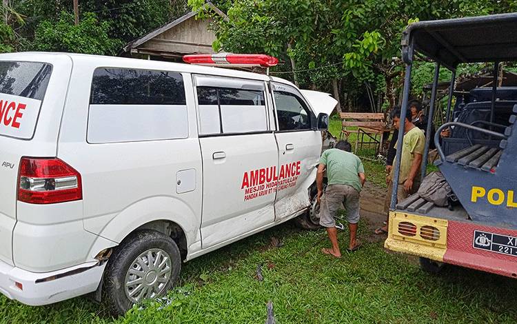 Mobil Ambulans Bawa Jenazah Tabrakan dengan Escudo di Desa Jaar