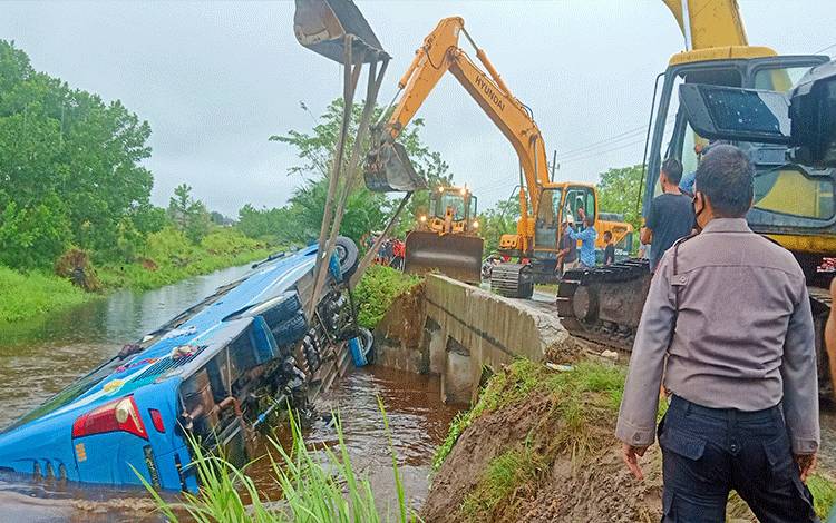 Satu Orang Penumpang Tewas Dalam Kecelakaan Bus di Jalan Lingkar Luar