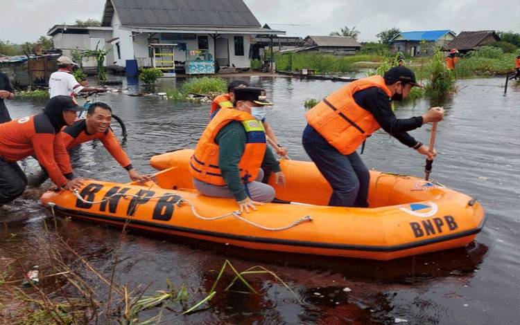 Bupati Kotim Gotong Royong Bersihkan Drainase dan Parit Tersumbat?
