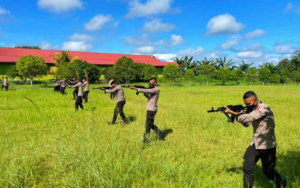 Personel Satuan Brimob Polda Kalteng Latihan Tempur