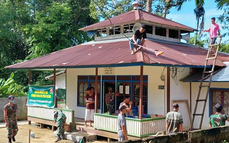 Koramil 1016-05/Tumbang Jutuh Lakukan Karya Bakti Renovasi Musala