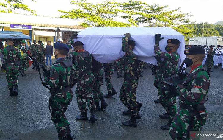 Jenazah Anggota TNI yang Meninggal di Papua Tiba di Ambon