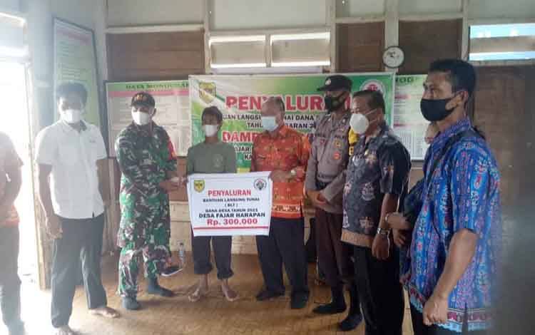 Warga Desa Fajar Harapan Gunung Mas Terima BLT DD, Babisa Beri Pengamanan