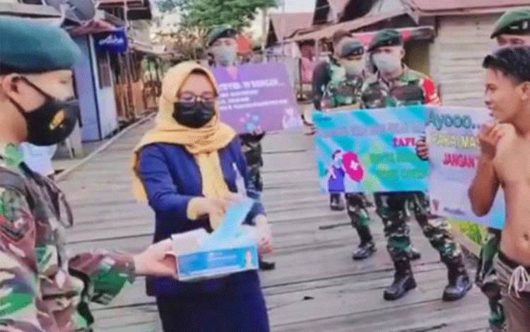 Komandan Batalyon Infantri R 631 Antang Bagikan Ribuan Masker Gratis