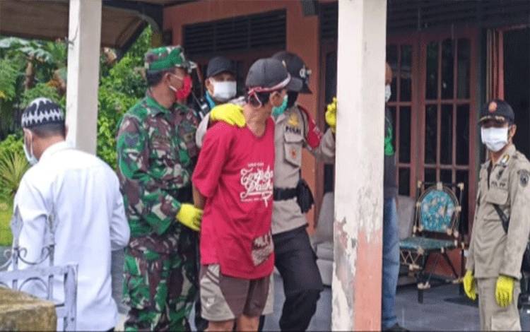 Tim PPKM Mikro Kelurahan Bukit Tunggal Amankan Terduga ODGJ, Babinsa Arahkan ke RSJ