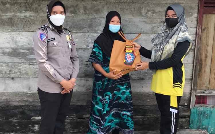 Polwan Polres Seruyan Gelar Bakti Sosial di Desa Sungai Undang
