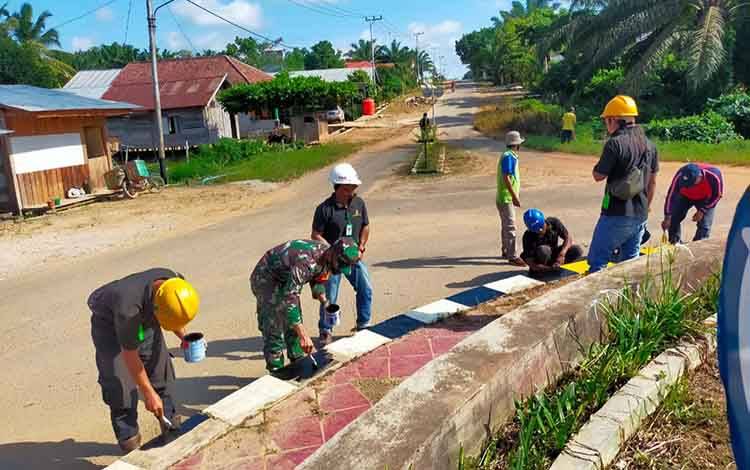Koramil Aruta Ajak Warga Peduli Kebersihan Lingkungan