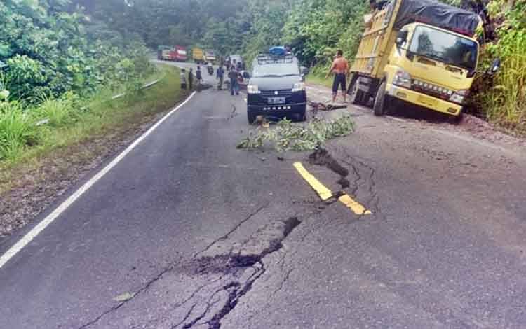 Jalan Puruk Cahu - Muara Teweh Retak, Anggota DPRD Kalteng Minta Rambu Peringatan Dipasang