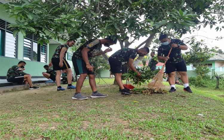 Ciptakan Suasana Nyaman, Prajurit Kodim Muara Teweh Laksanakan Jumat Bersih