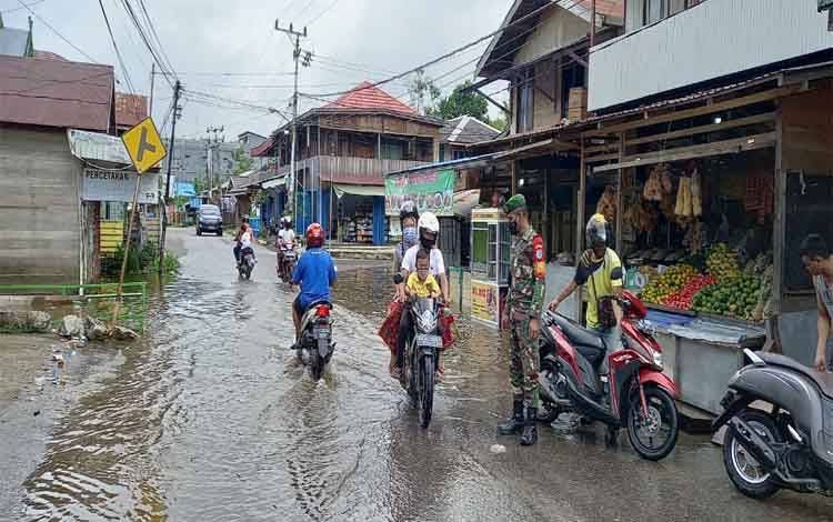 Babinsa Koramil Teweh Tengah Pantau Luapan Air