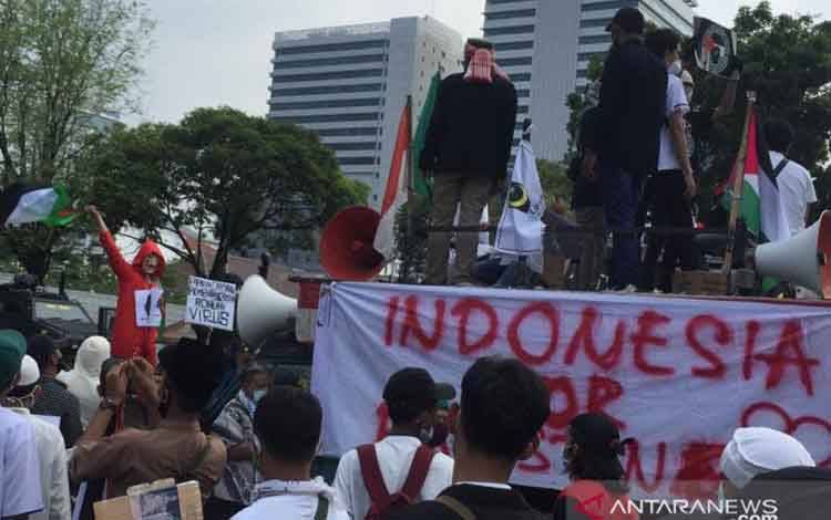 Belasan Peserta Aksi dari HMI Diamankan ke Polda Metro