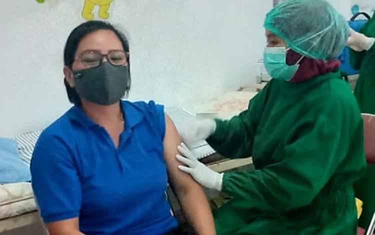 Wartawan di Barito Timur Disuntik Vaksin Covid-19 Dosis Kedua