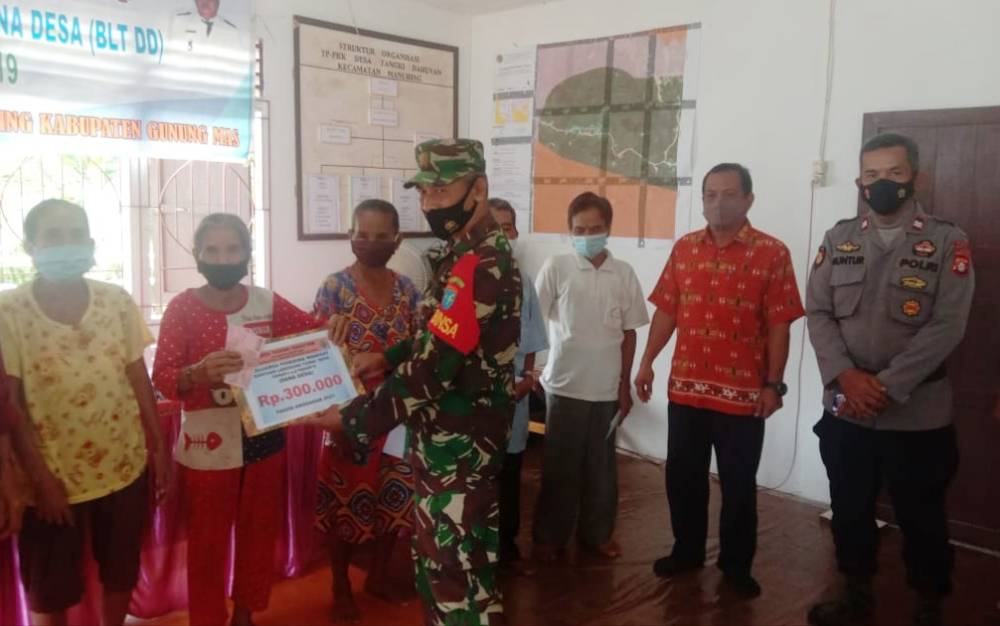 Babinsa Koramil 1016-04/Tumbang Talaken Bantu Salurkan BLT DD