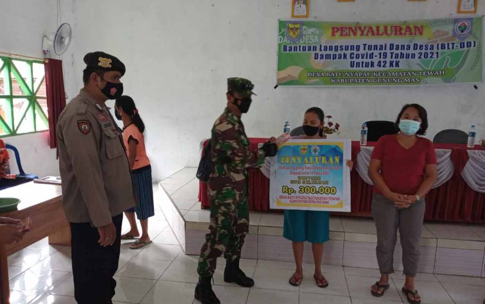 Babinsa Koramil 1016-07/Tewah Pastikan Penyaluran BLT DD Tertib Protokol Kesehatan