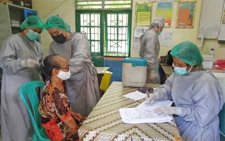 Nenek 65 Tahun Ini Tidak Takut Disuntik Vaksin Covid-19