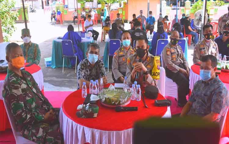 Perwira Penghubung Kodim 1015 Sampit Pantau Vaksinasi Massal Lansia di Kuala Pembuang