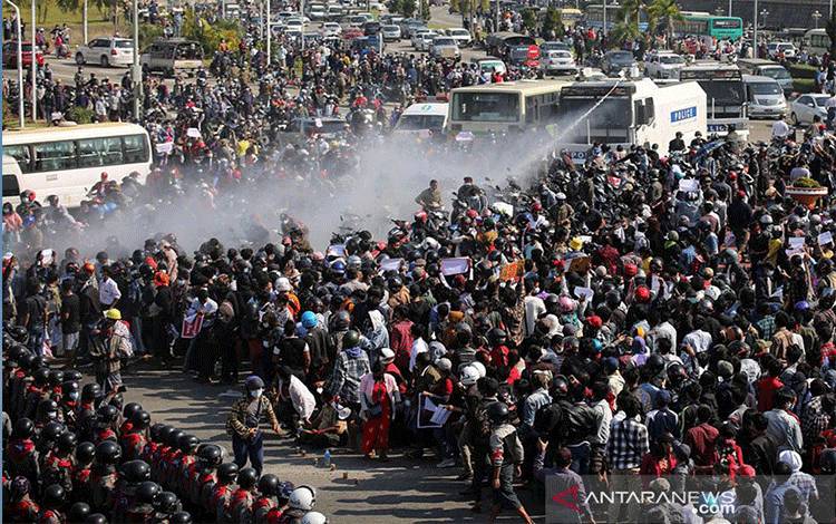 Lebih dari 125.000 Guru Myanmar Diskors Karena Menentang Kudeta