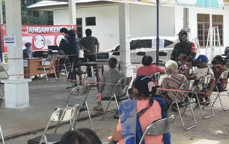 Koramil 1016-03/Sepang Amankan Pelaksanaan Vaksinasi Massal