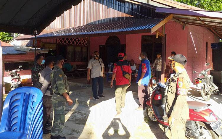 Polsek Bukit Batu Bersama Tim PPKM Skala Mikro Tegakkan Disiplin Protokol Kesehatan