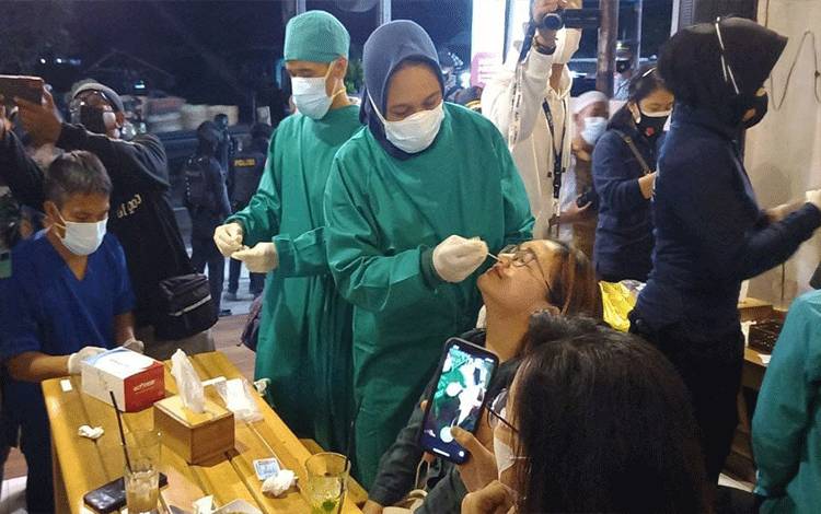 Petugas Gabungan Lakukan Sidak, Pengunjung Cafe Dirapid Antigen di Tempat