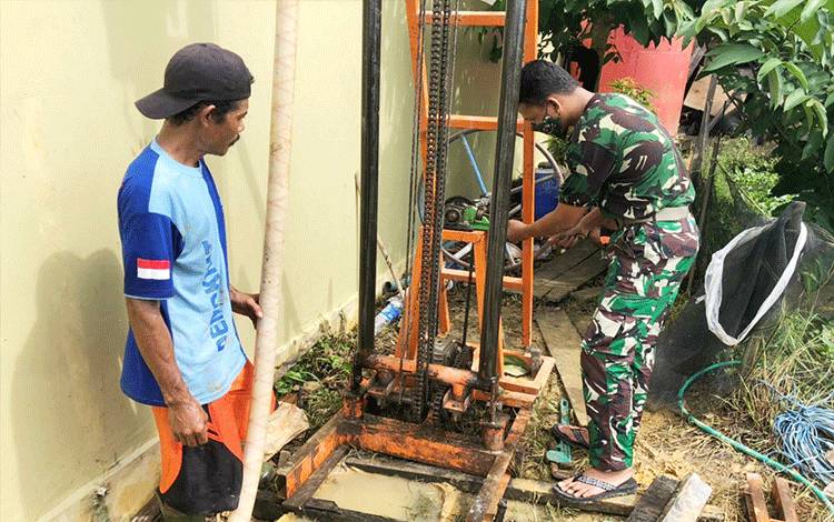 Atasi Kesulitan Air Bersih, Prajurit Kodim 1013 Muara Teweh Bantu Warga Buat Sumur Bor