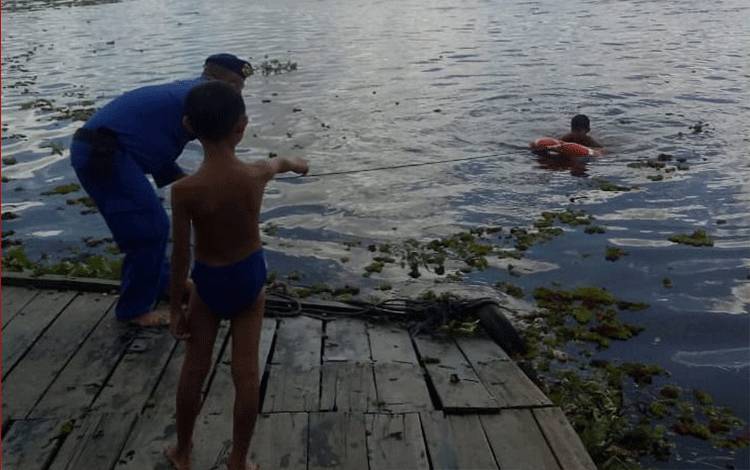 Polairud Polres Seruyan Kenalkan Alat Keselamatan??dan Teknik Berenang Kepada Anak Pesisir