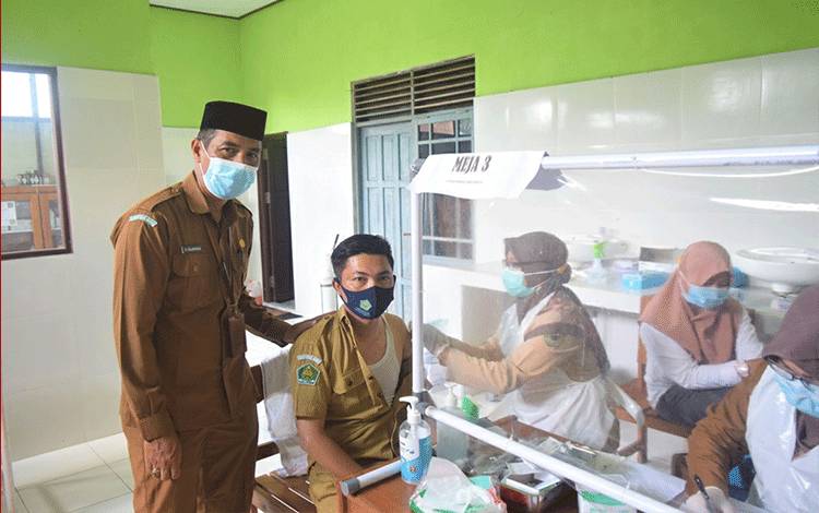 Kasi Dikmad Kemenag Kapuas Pantau Vaksinasi Guru Madrasah