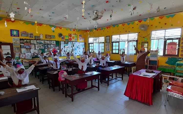 Memulai Belajar Tatap Muka, Murid Sekolah Ini Punya Cara Unik