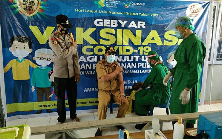 Kapolsek Mantangai Monitoring Vaksinasi Petugas Layanan Publik dan Lansia di PKM Lamunti