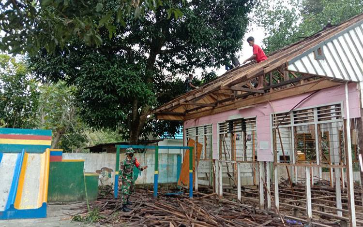 Sudah Tak Layak Digunakan, Babinsa Pangkut Bersama Warga Merenovasi Gedung TK