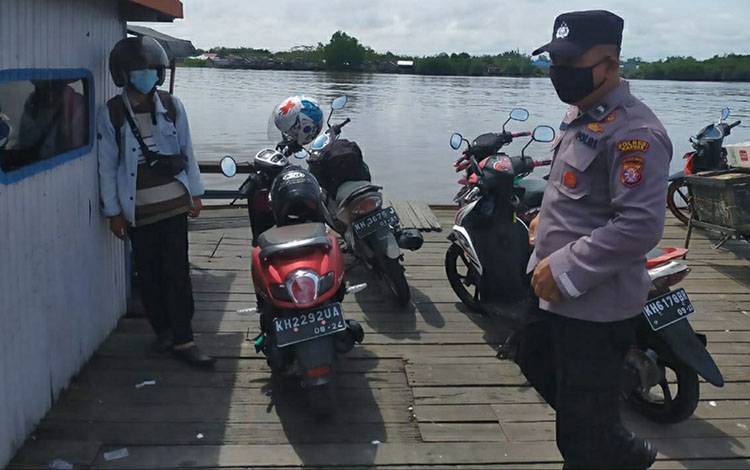 Anggota Polsek Kapuas Barat Patroli ke Feri Penyeberangan Pastikan Keamanan