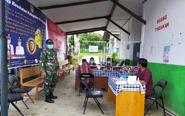 Anggota Koramil 1016-05/Tumbang Jutuh Lakukan Pengamanan Vaksinasi