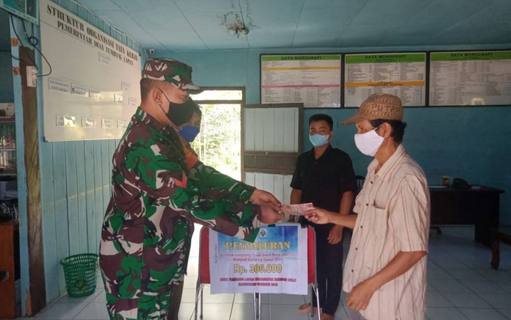 Babinsa Koramil Tumbang Jutuh Pastikan Penyaluran BLT DD Berjalan Aman