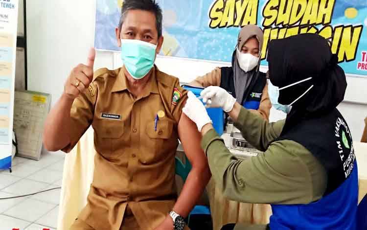 50 Tenaga Pendidik dan Kependidikan di SMAN 1 Muara Teweh Divaksin Massal