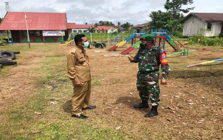 Danramil Teweh Tengah Ajak Kades untuk Imbau Masyarakat Peduli Kebersihan Lingkungan