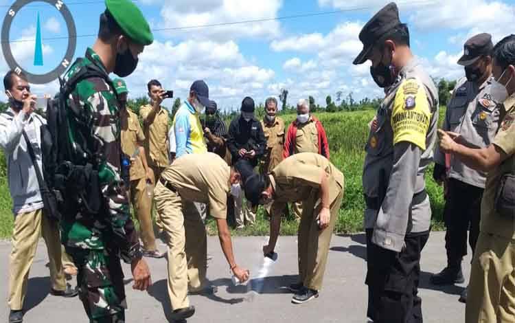 Hindari Masalah Antar Wilayah, Babinsa Kolam Pantau Pemasangan Patok Batas Kelurahan