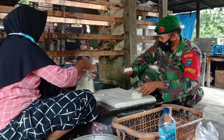 Babinsa Karang Mulya Bantu Warga Membuat Tahu