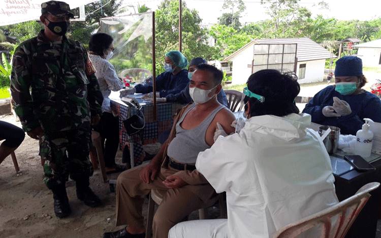 Anggota Koramil 1016/08 Tumbang Miri Lakukan Pengamanan Vaksinasi Covid-19