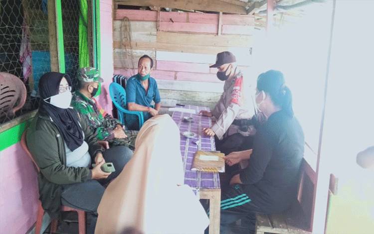 Babinsa dan Bhabinkamtibmas Menteng Lakukan Anjangsana Jalin Kedekatan dengan Warga