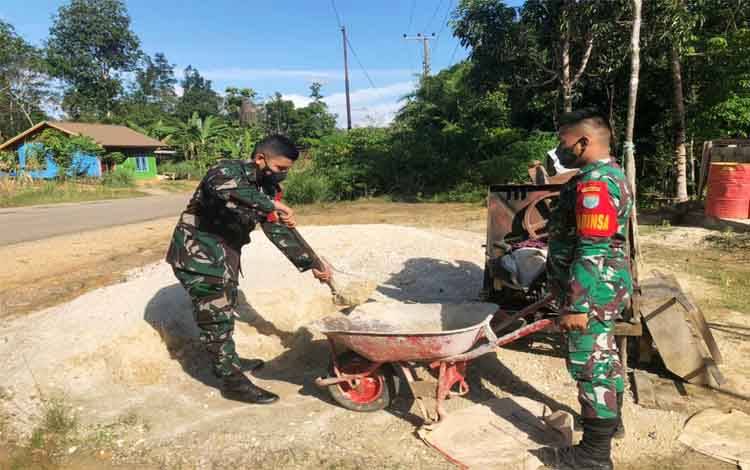 TNI dan Warga Gotong Royong Bangun Musala