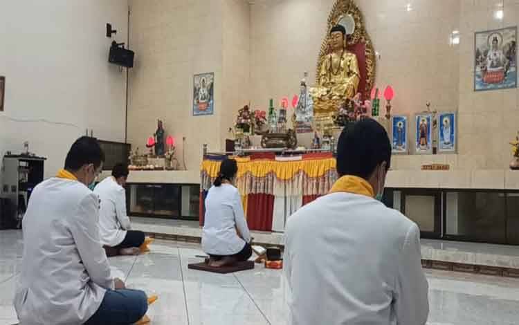 Ibadah Waisak di Sampit Dilaksanakan Secara Virtual