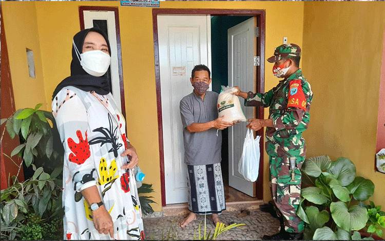 Bersama Lurah Nanga Bulik, Babinsa Bagikan Sembako kepada Warga yang Jalani Isolasi Mandiri?