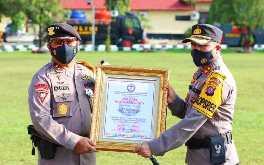 Kapolda Kalteng Berikan Penghargaan Kepada Puluhan Personel Berprestasi
