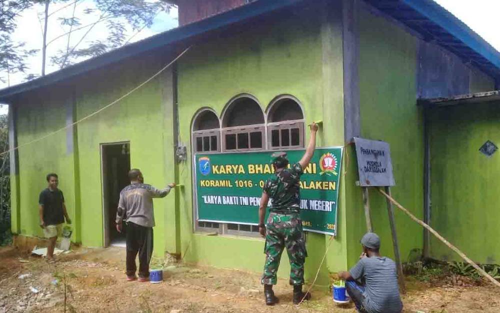 Koramil 1016-04/Tumbang Talaken Karya Bakti Pengecatan Musala